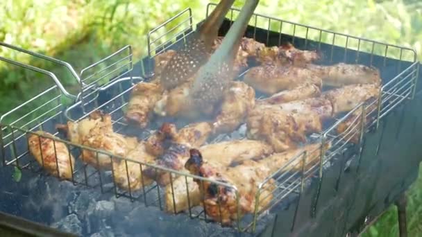 グリルでロースト 外のグリルで鶏の肉を揚げた 揚げ物は炭火焼で揚げて燻製にする おいしい鶏の肉とグリルが判明しました スローモーション — ストック動画