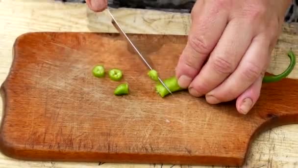 Mãos Cortando Pimenta Verde Fresca Uma Tábua Corte — Vídeo de Stock
