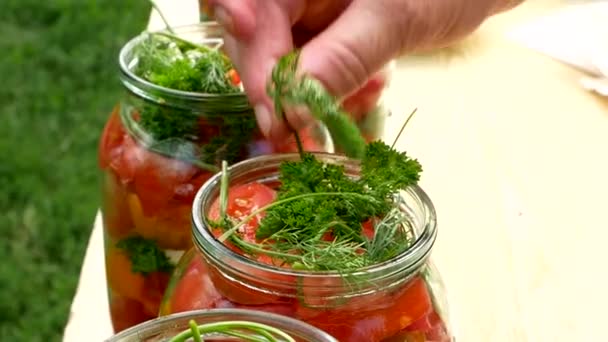 Preservaciones Conservación Tomates Salados Escabeche Frascos Sobre Una Mesa Madera — Vídeos de Stock