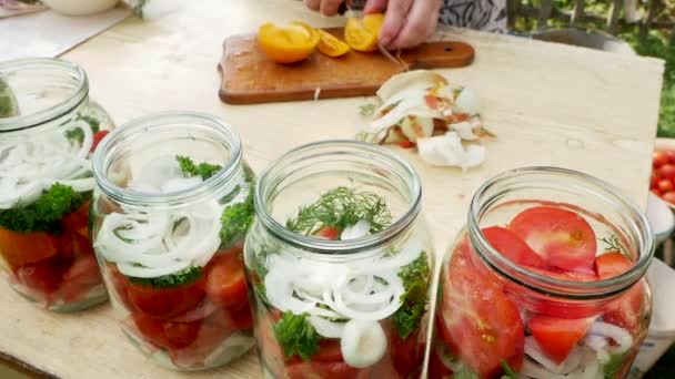 Συντήρηση Συντήρηση Αλμυρές Τουρσί Ντομάτες Βάζα Ξύλινο Τραπέζι Τομάτες Τουρσί — Αρχείο Βίντεο