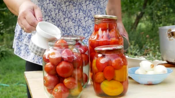 Preservaciones Conservación Tomates Salados Escabeche Frascos Sobre Una Mesa Madera — Vídeo de stock