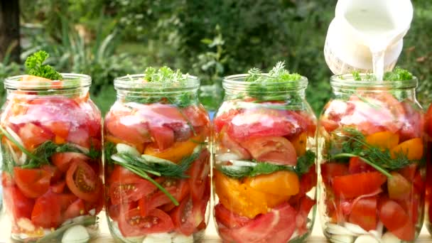 木製のテーブルの上に瓶にトマトを漬け 家でトマトを摘む 野菜の収穫の保全 閉じろ — ストック動画
