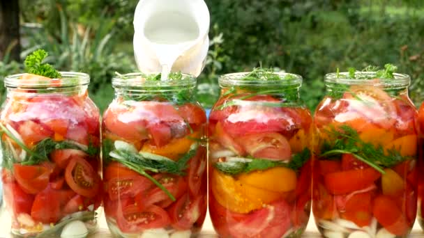 Bevarande Och Bevarande Saltade Tomater Burkar Ett Träbord Pickling Tomater — Stockvideo