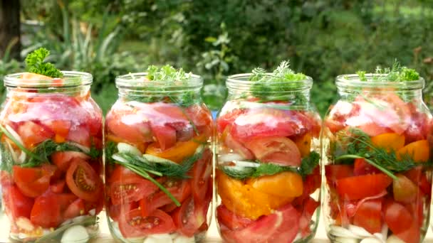 Bevarande Och Bevarande Saltade Tomater Burkar Ett Träbord Pickling Tomater — Stockvideo
