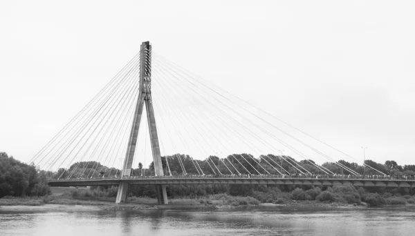 ワルシャワ 黒と白の画像のヴィスワ川を渡るSweetokrzyskiケーブル滞在橋の添付タイロッドとコンクリートパイロン — ストック写真