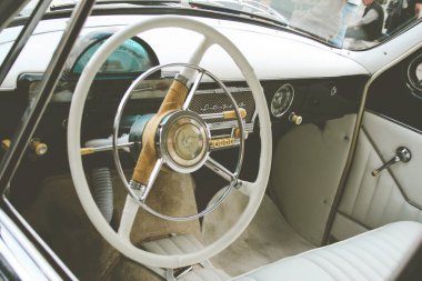 Wolga 'nın eski Rus arabasının direksiyonuna yakın çekim