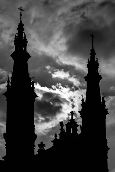 波兰华沙最崇高的救世主教堂在戏剧性的天空中的Belfries轮廓 — 图库照片