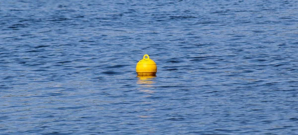 Gelbe Schwimmende Bojenkugel Auf Wasseroberfläche Markiert Grenze Des Sicheren Schwimmbereichs — Stockfoto