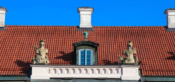 Fenster Und Skulpturen Über Dem Eingang Zum Südflügel Des Historischen — Stockfoto