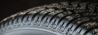 Kum siyah araba lastiğiyle neredeyse yeni kirliliğe yakın çekim