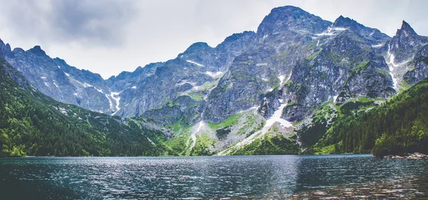 Polonyalı Tatra Dağları 'ndaki buzul gölünün gözü