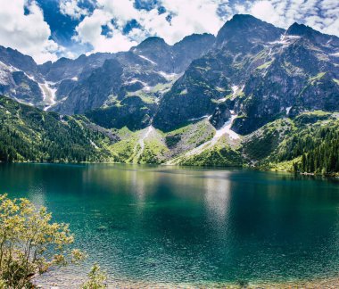 Polonyalı Tatra Dağları 'ndaki buzul gölünün gözü