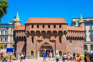 Krakow 'da kırmızı tuğlalı ortaçağ barbikalı. Şehrin tarihi kapısı, tahkimatının bir parçası.