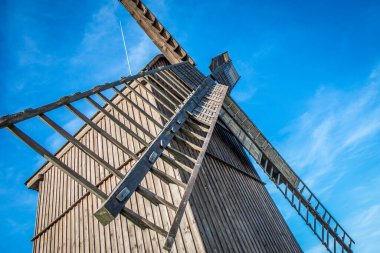 1864 'te yapılmış eski ahşap yel değirmeni, Avrupa' nın ilk yel değirmenleri 