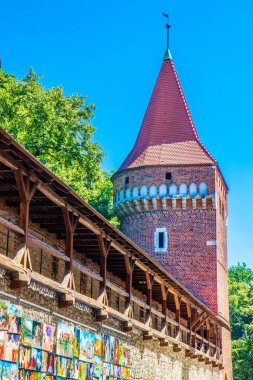 Krakow, Polonya - 8 Temmuz 2023: Kulesi olan ortaçağ savunma duvarlarının bir kısmı