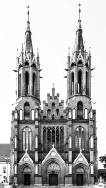 Polonya 'nın Bialystok kentindeki Kutsal Bakire Meryem' in Varsayımının Gotik Uyanış Katedrali Bazilikası - siyah ve beyaz