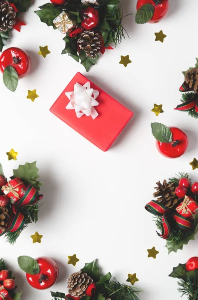 kopya alanı ile beyaz arka plan üzerinde Noel dekorasyon. 