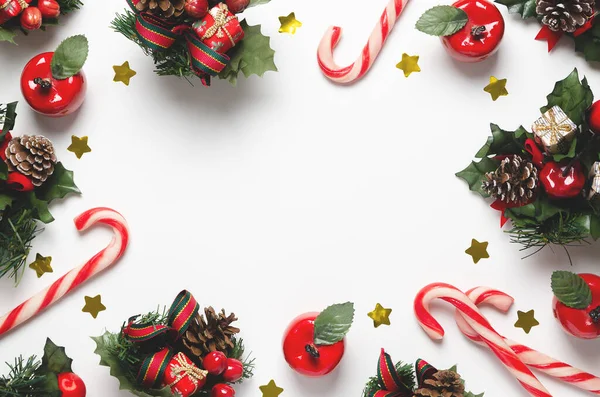 kopya alanı ile beyaz arka plan üzerinde Noel dekorasyon. 