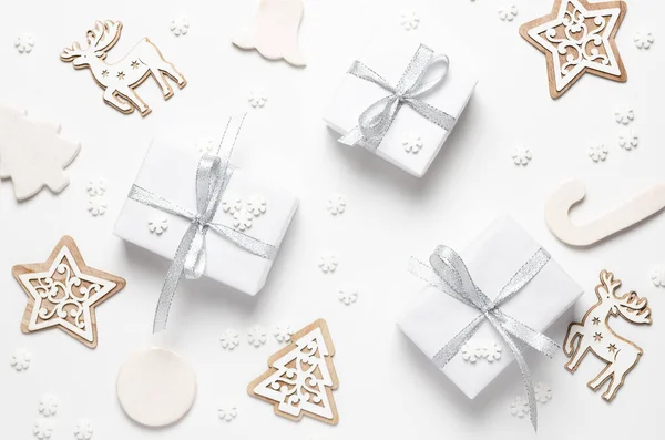 Beyaz arka planda beyaz Noel süslemesi. 