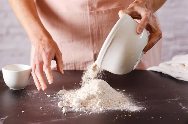 台所のテーブルの上に小麦粉を振りかける女性 調理工程 — ストック写真