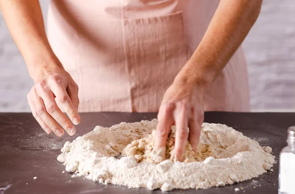 Женские Руки Месят Тесто Кухне Крупным Планом Процесс Приготовления — стоковое фото