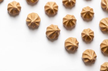 Beyaz arka planda mini çikolatalı kurabiyeler.