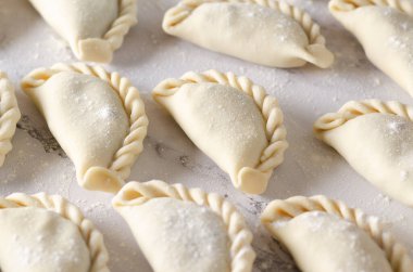 Pişmemiş Arjantin börekleri masada.. 