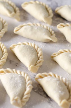 Pişmemiş Arjantin börekleri masada..