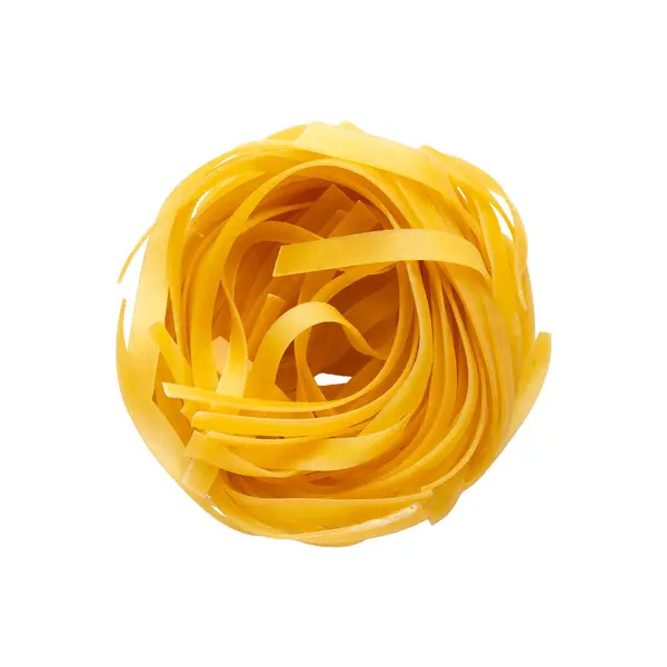 Beyaz arka planda izole edilmiş fettucine makarna yuvası. Üst görünüm.
