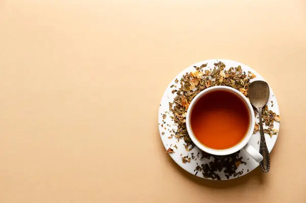 Bej arkaplanlı ve fotokopi alanı olan bir fincan çay..