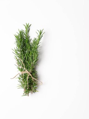 Beyaz arka planda bir buket biberiye. Dikey biçim ve kopyalama alanı. 