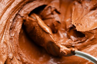 Çikolatalı dondurmanın içinde bir kaşık yakın plan..