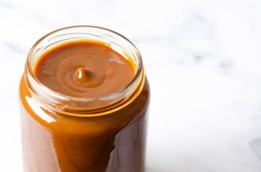 Kavanozdaki Dulce de leche. Yüksek açı görünümü.