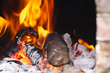 Ahşap ve kömürle barbekü için ateş yakıyorum..
