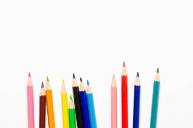 Kopya alanı olan beyaz arkaplandaki renkli, sivri kalem koleksiyonu.