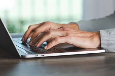 Dizüstü bilgisayar kullanan bir kadının elleri. İş dünyasındaki kadınlar.