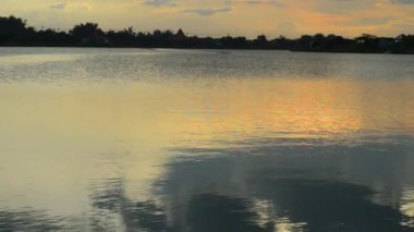 Gölün üzerinde güzel bir gün batımı