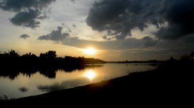 Bulutlu gökyüzünün güzelliği ve turuncu güneş ışığı.