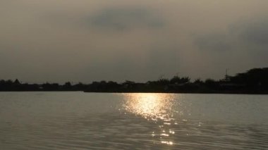 Gölün üzerinde güzel bir gün batımı