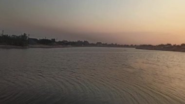 Günbatımının ve nehrin güzelliği