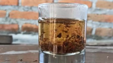 Çay yapraklarını küçük bardakta demle.