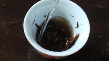 Çay yapraklarını küçük bardakta demle.