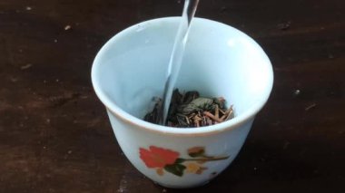 Çay yapraklarını küçük bardakta demle.