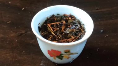 Çay yapraklarını küçük bardakta demle.