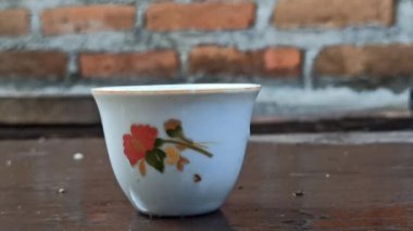 Çay yapraklarını küçük bardakta demle.