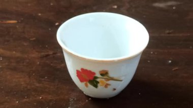 Çay yapraklarını küçük bardakta demle.