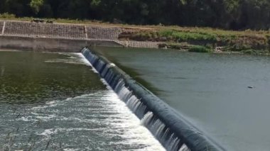 Nehirdeki şelalenin güzelliği