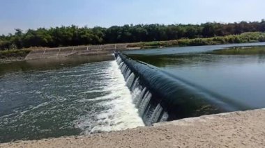 Nehirdeki şelalenin güzelliği