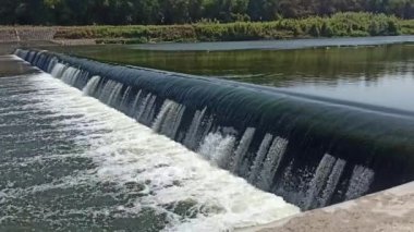 Nehirdeki şelalenin güzelliği