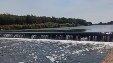 Nehirdeki şelalenin güzelliği